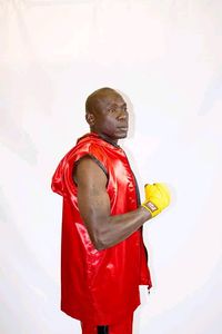 Edmos Takawira boxer