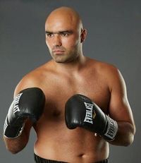 Bogdan Dinu boxer