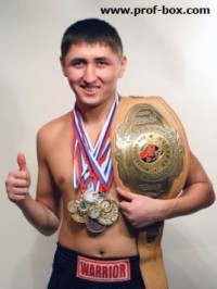 Uranbek Esenkulov boxeador
