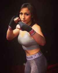Monica Flores boxer