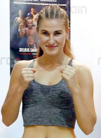 Alexandra Lazar boxer